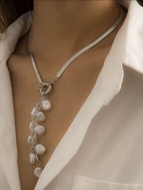 Éclat Perle Lariat Sculptural
Freshwater Pearl Drop Necklace